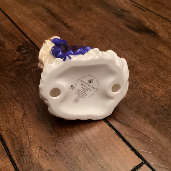 Royal Doulton Pretty Ladies Loved One figurine HN5147 - Picture 5 of 5